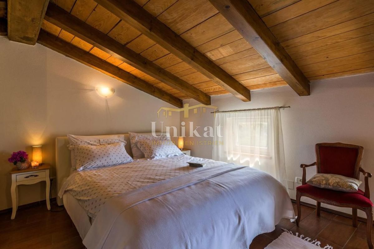 Prenovljena kamnita hiša s bazenom in pogledom na Motovun